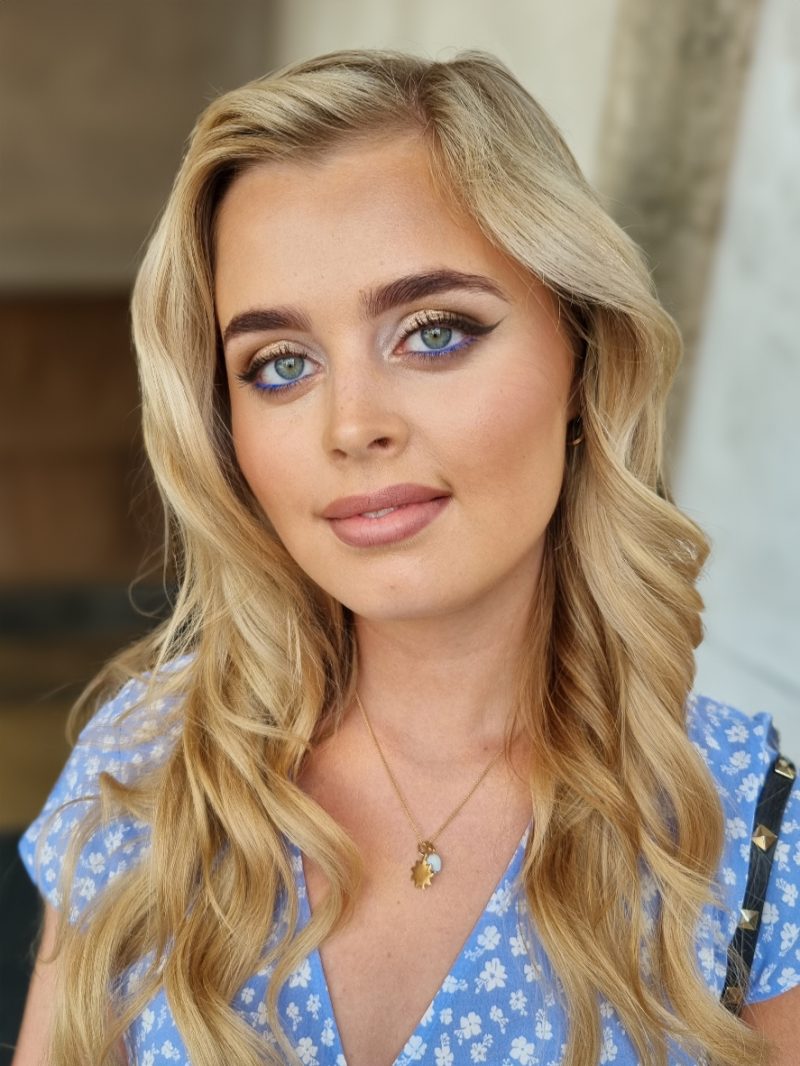enkel hårstyling för långa hår och makeup