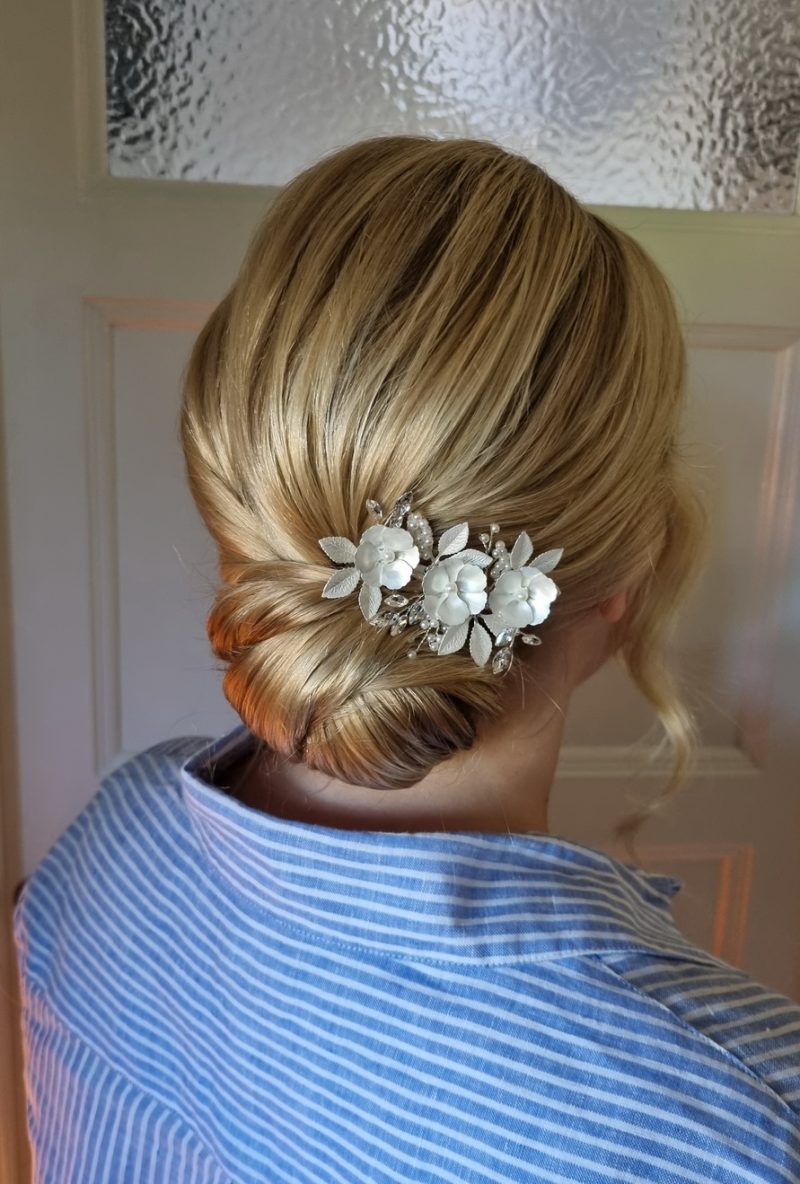 kvinna med enkel håruppsättning