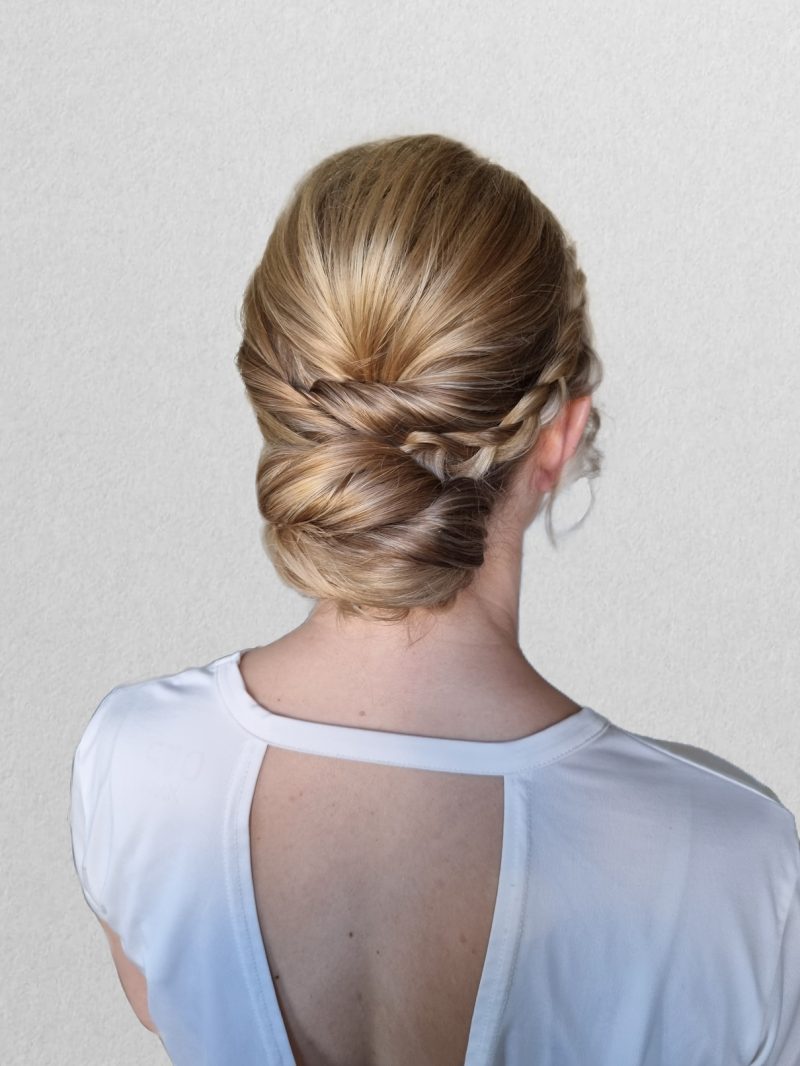 hårstyling av blonda hår till bröllop