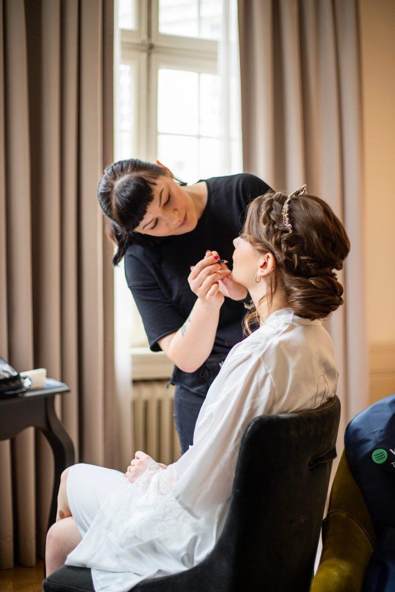 makeup artist gör bröllopssmink