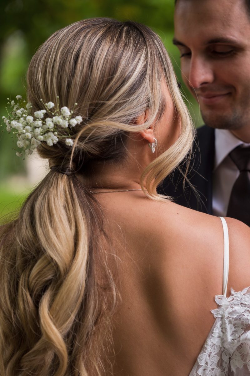 brud på bröllop i stockholm med håruppsättning