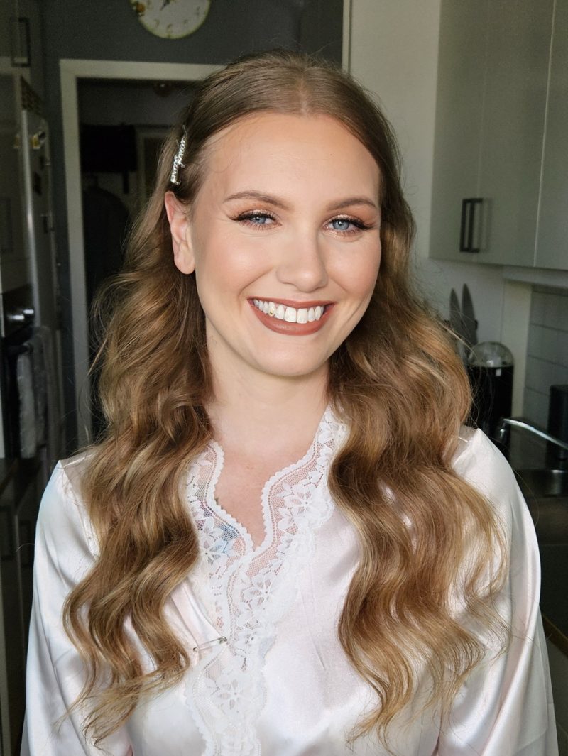 kvinna med brudsminkning och hollywood waves i Stockholm