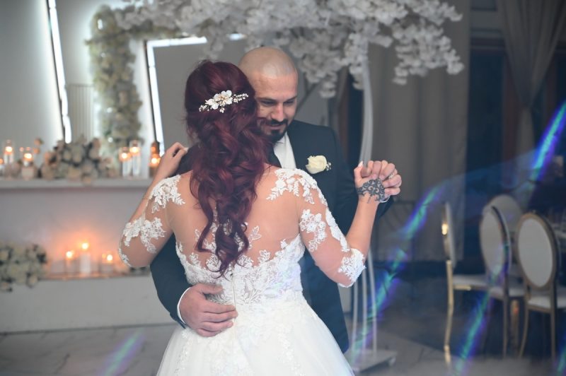 Romantiska bröllopsuppsättning, brud uppsättning med lockar