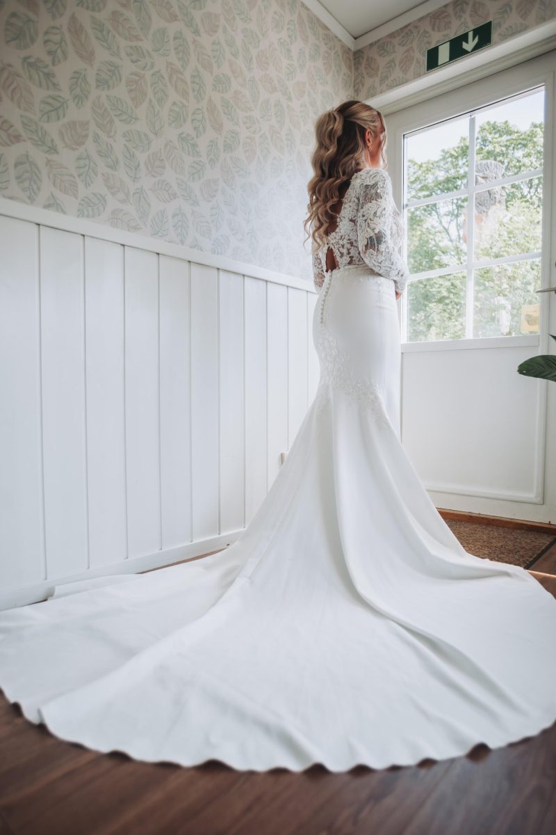 Bröllopsuppsättning med halv-uppe, halv-lösa lockar