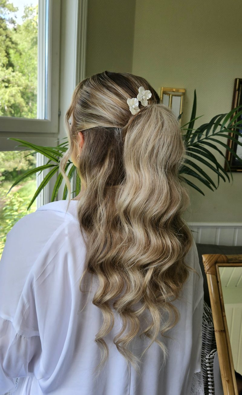 Bröllopsuppsättning med halv-uppe, halv-lösa lockar,