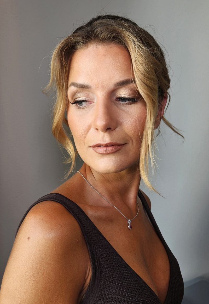 Elegant bröllopsmakeup med naturliga toner och glowy finish