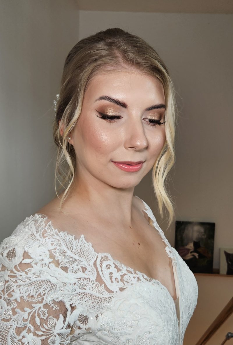 Elegant bröllopsmakeup med naturliga toner och glowy finish