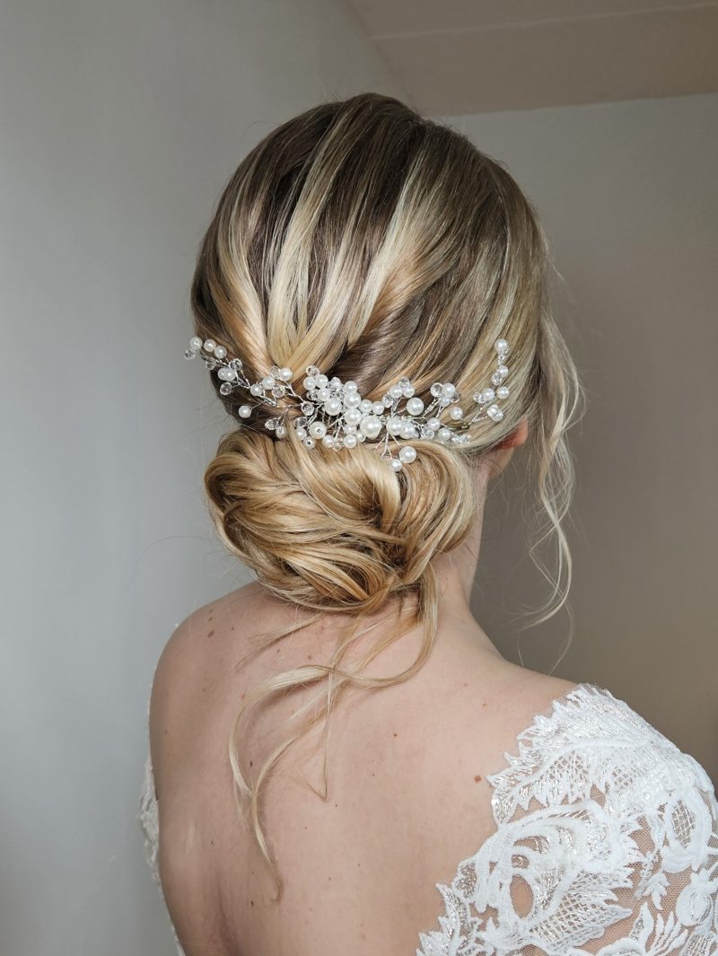 Delikat bröllopsuppsättning med pärlprydnader