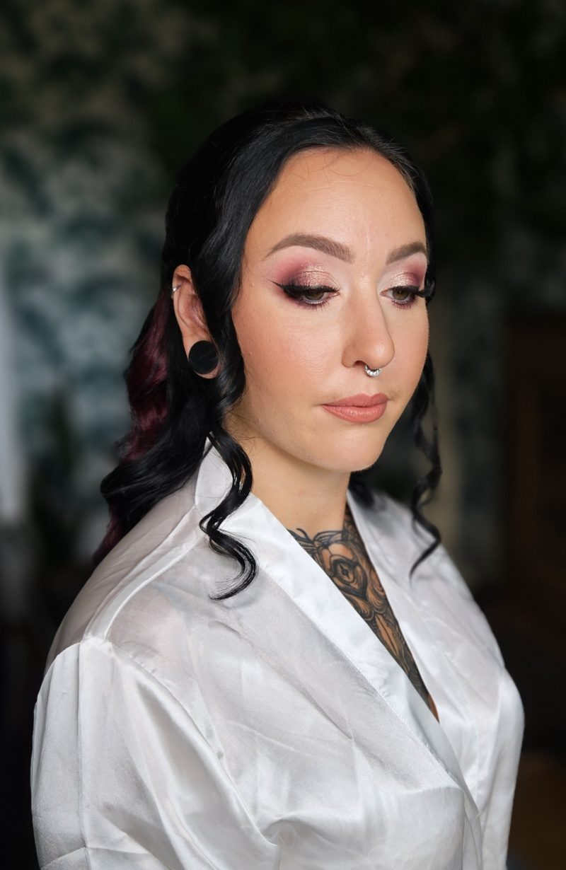 Dramatisk bröllopsmakeup med konturerad ansikte och intensiv ögonmakeup