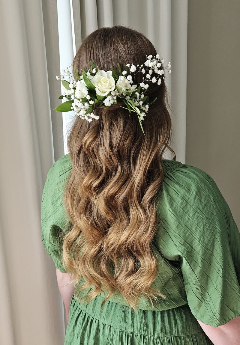 Romantisk bröllopsfrisyr med blommor i håret