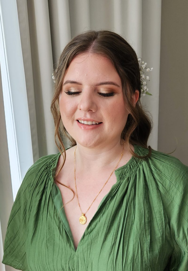 Klassisk bröllopsmakeup med neutrala färger och en perfekt bas