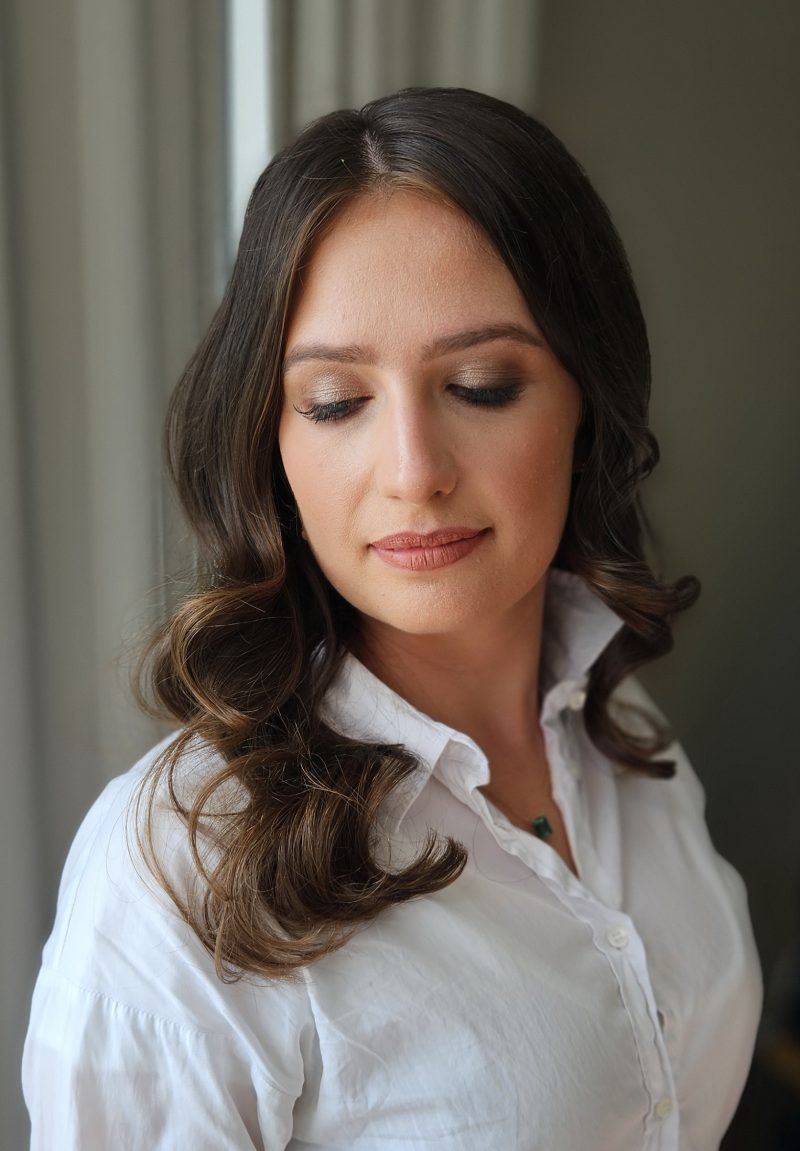 Klassisk bröllopsmakeup med neutrala färger och en perfekt bas