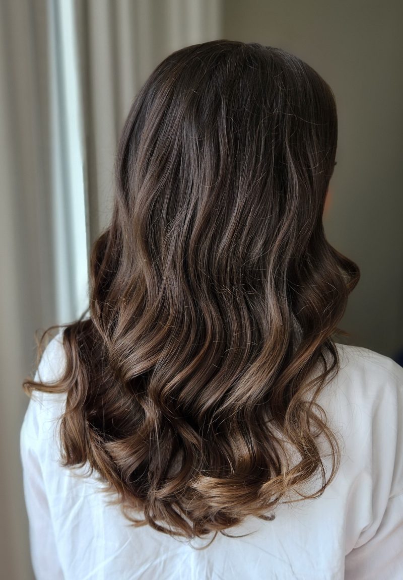 Bröllopsfrisyr med eleganta lockar.