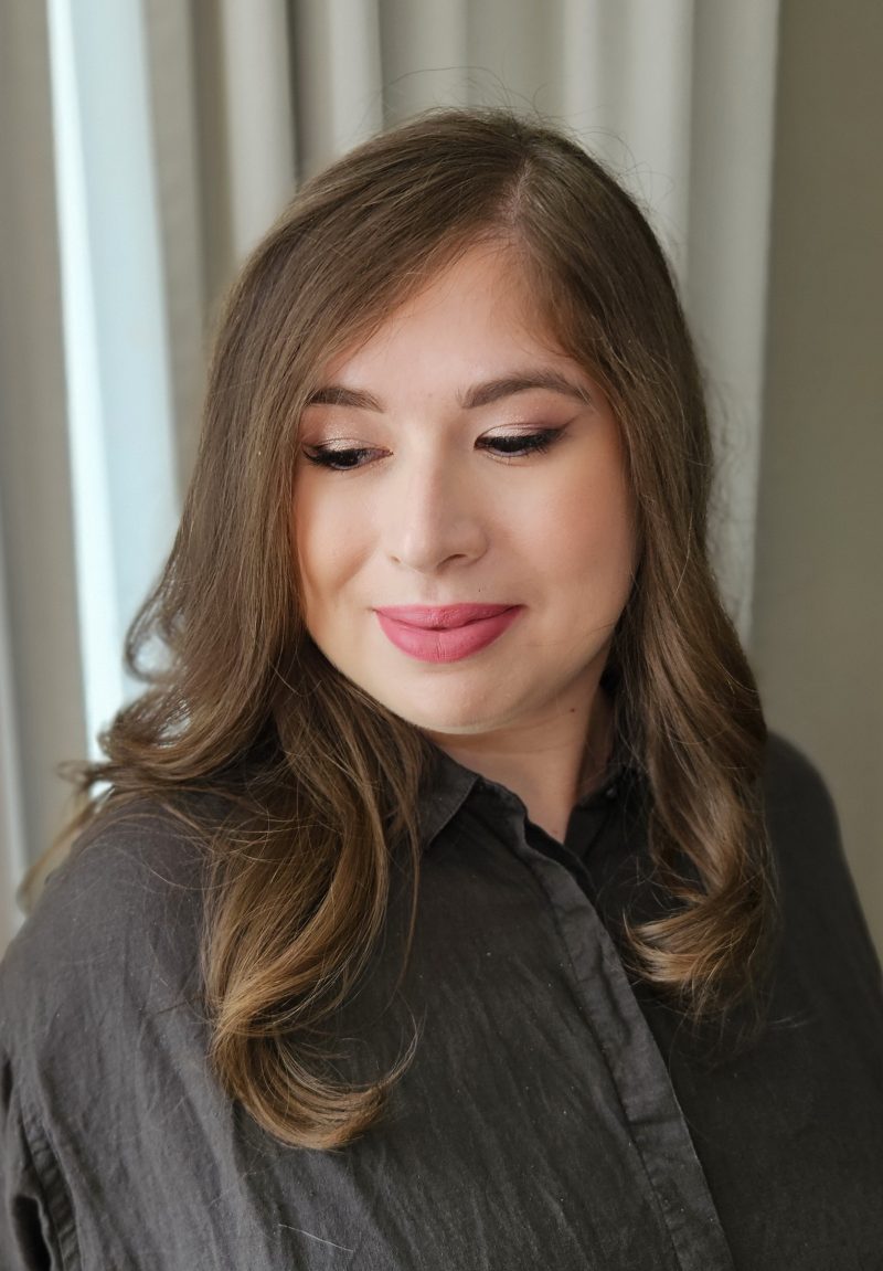 Naturlig bröllopsmakeup med glowy hud och lätt rosa läppar