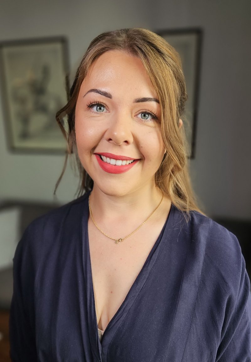 Romantisk bröllopsmakeup med röda läppar och sotade ögon