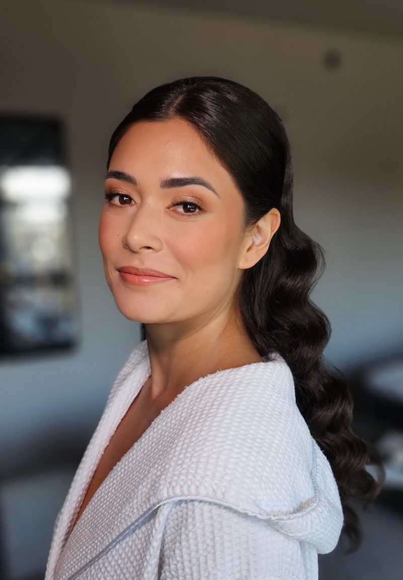 Bröllopsmakeup, brudsmink, med fräsch, glansig hud och minimalistiska ögon