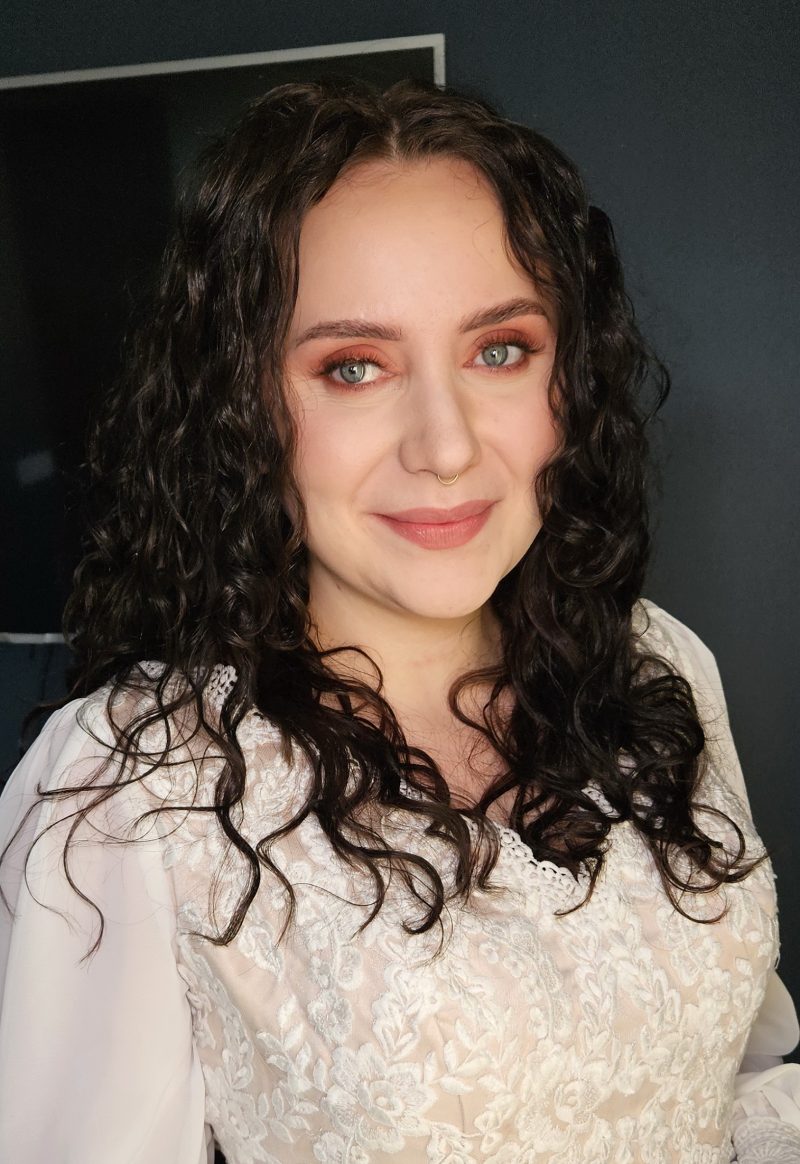 Bröllopsmakeup med rökiga ögon, guldtoner och en matt läppfärg