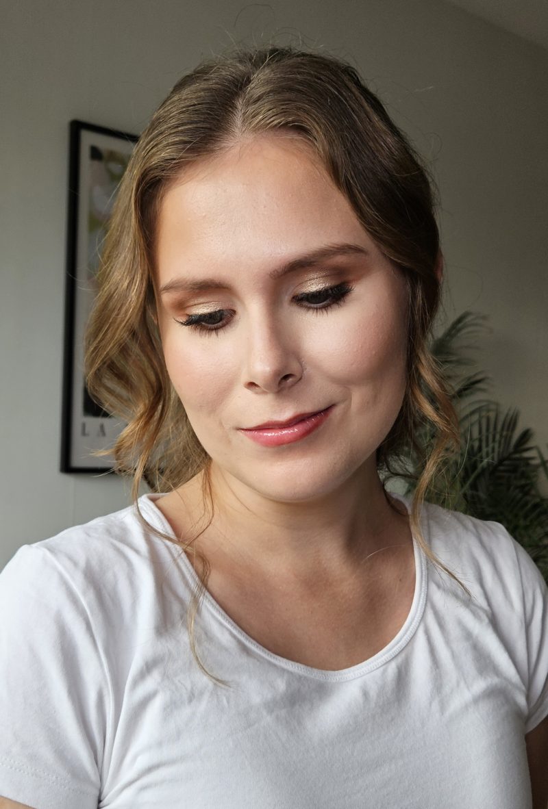 Bröllopsmakeup med naturlig bas och eleganta, definierade ögon