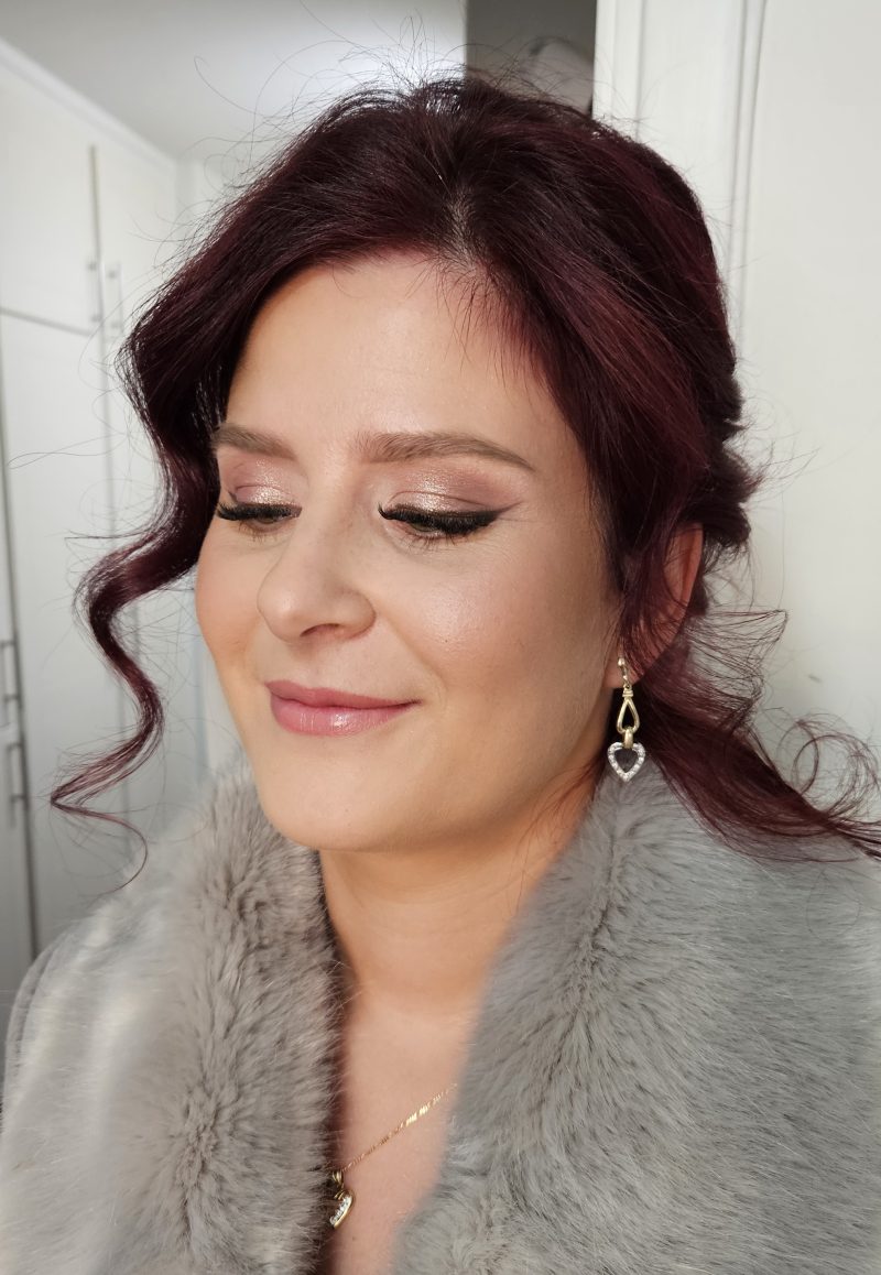 Bröllopsmakeup med naturligt glowing look och eleganta ögonskuggor
