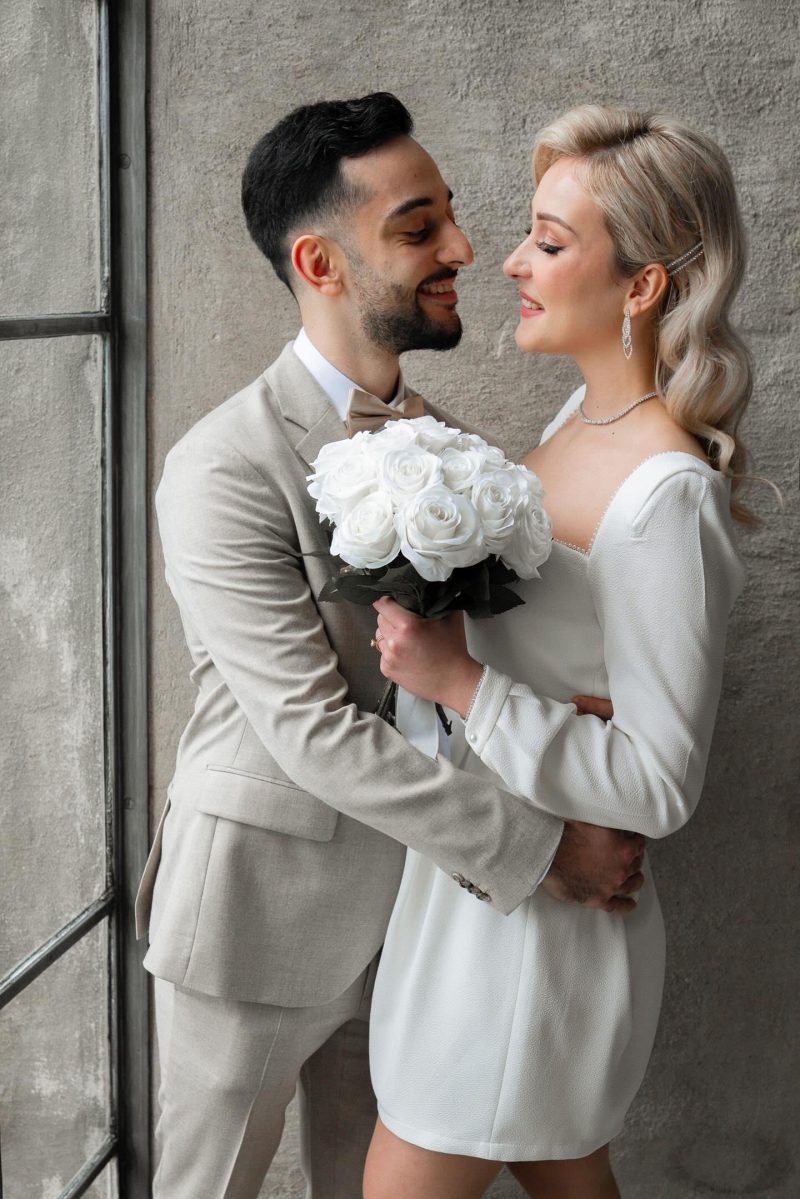 Bröllopssmink med glowy finish, definierade ögon och en nude läppfärg, eleganta lockar