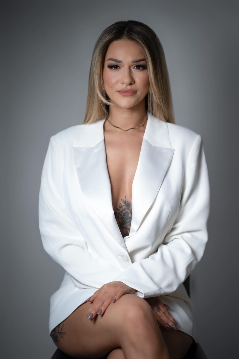 Fräscht och naturligt smink med lätt contouring och nudefärger.