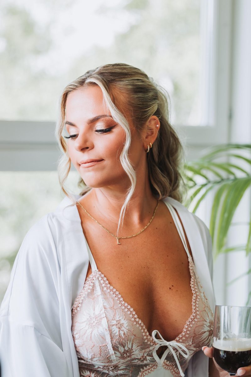 Romantisk bröllopsmakeup med en skimrande ögonskugga och nude läppstift, make up, smink, brudsmink